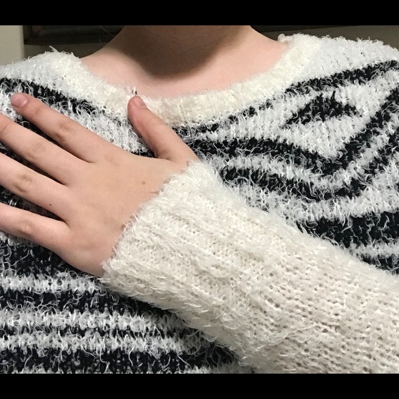 Mudd S B&W Sweater - Picture 4 of 4